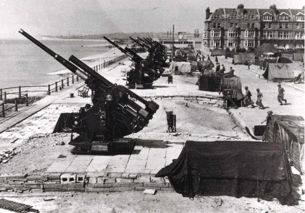 File:1944.-Anti-aircraft-guns-at-Grosvenor-Gardens-St-Leonards..jpg