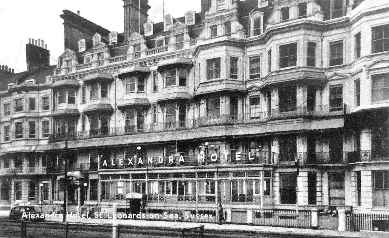 File:Alexandra-Hotel-Eversfield-Place.-1955..jpg