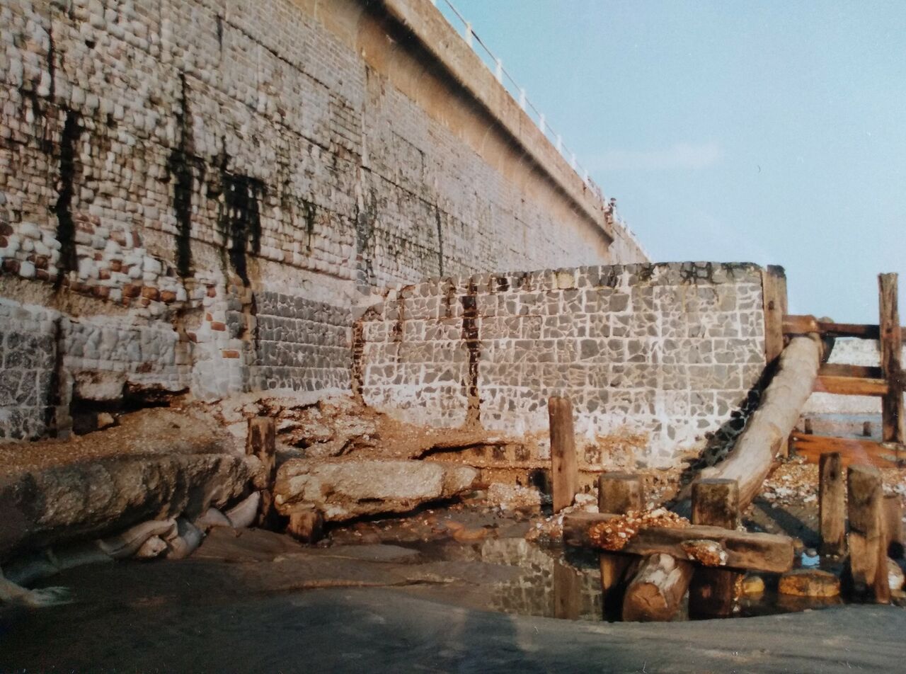 File:Beach following Feb 1990 Storms.jpg
