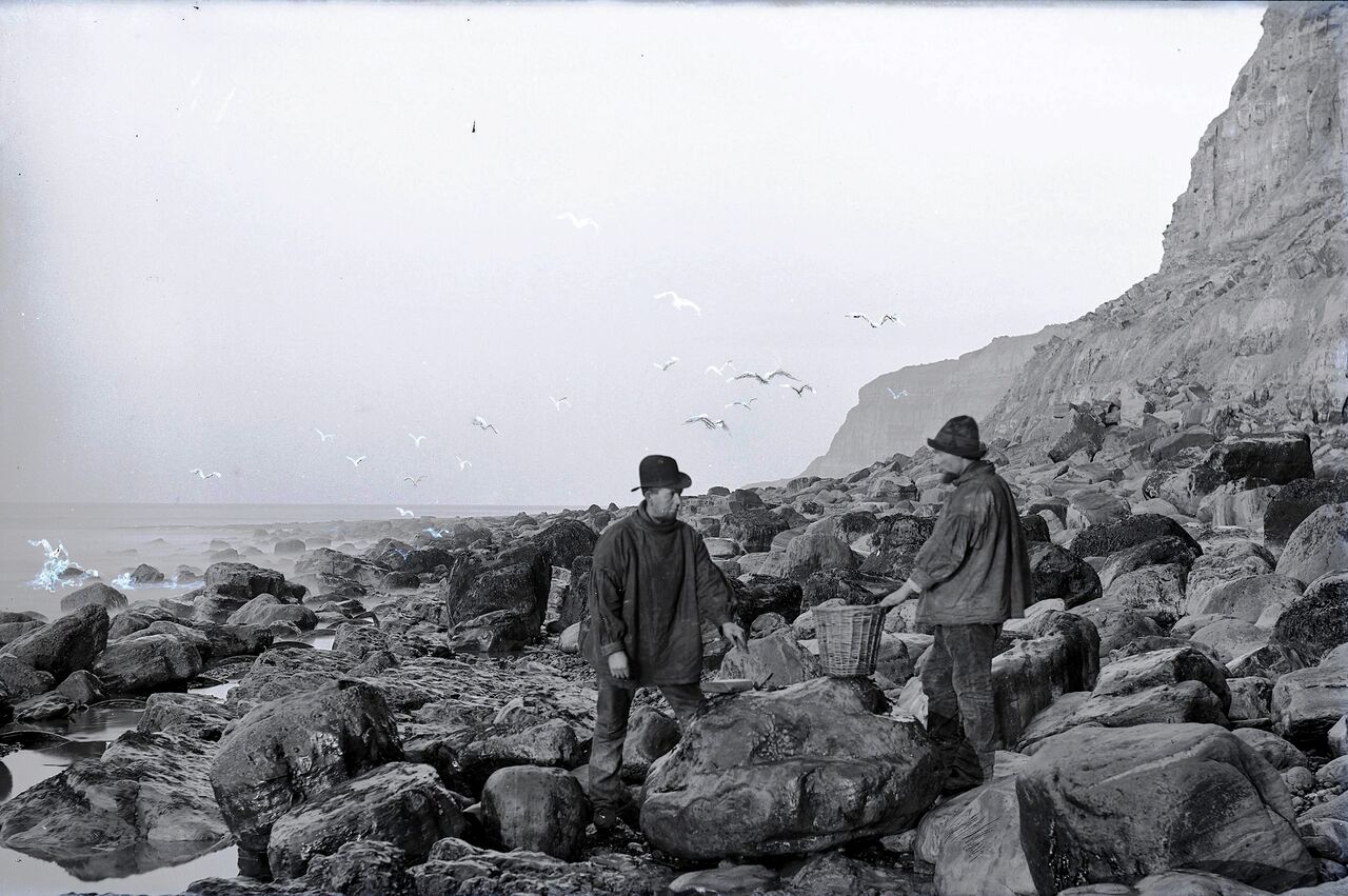 File:Between-the-rocks-1908.jpg