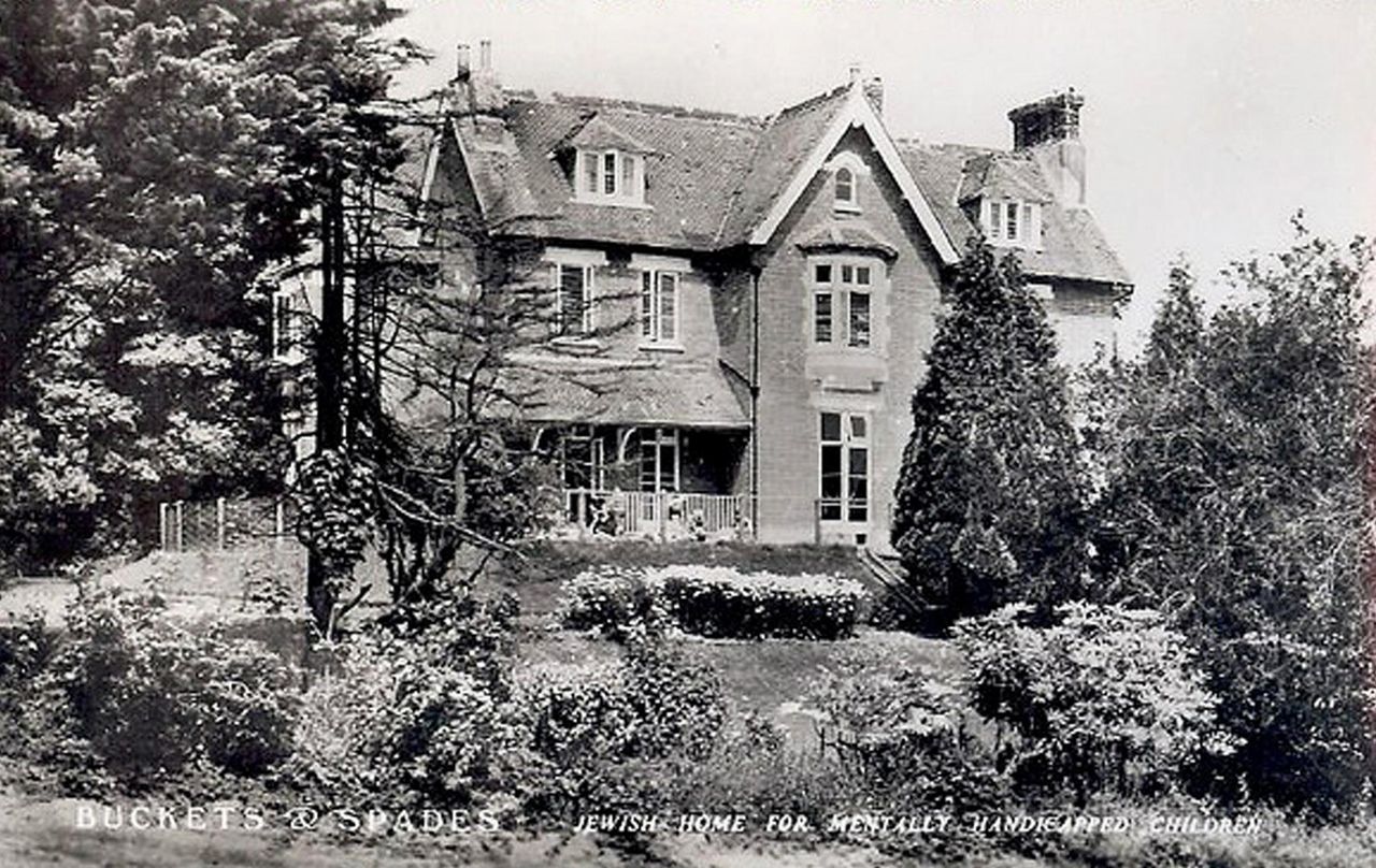 File:Bucket-Spades-Jewish-Home-For-Children-Old-Church-Road-1957.jpg