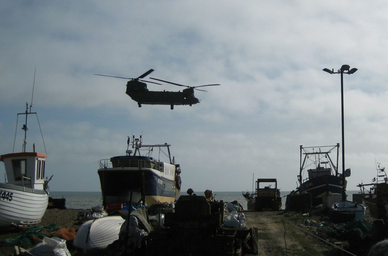 File:Chinook Helicopter Passing Rock-a-Nore, Hastings. *.jpg