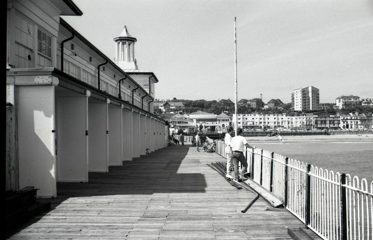 File:East Side Hastings Pier 1977.jpg