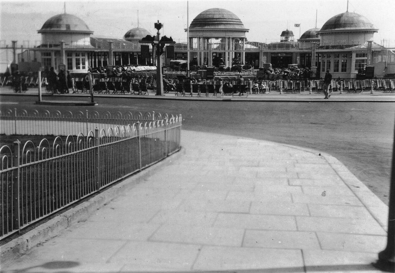 File:Hastings-Pier-Entrance.-1932..jpg