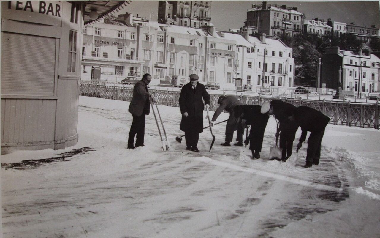 File:Hastings Pier 1950s.jpg