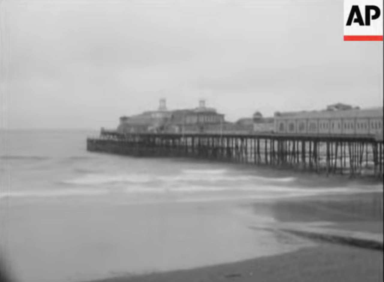 File:Hastings Pier 1963.png