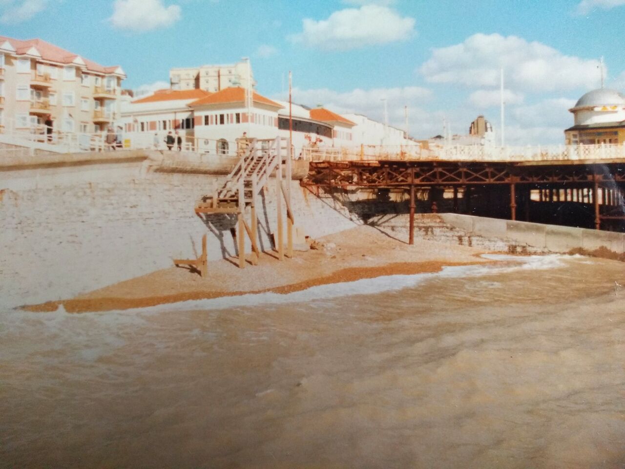 File:Hastings Pier 1990 02.jpg
