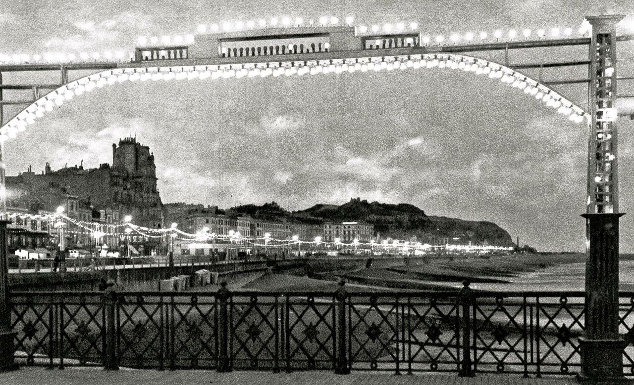 File:Hastings Pier and White Rock c1910.jpg