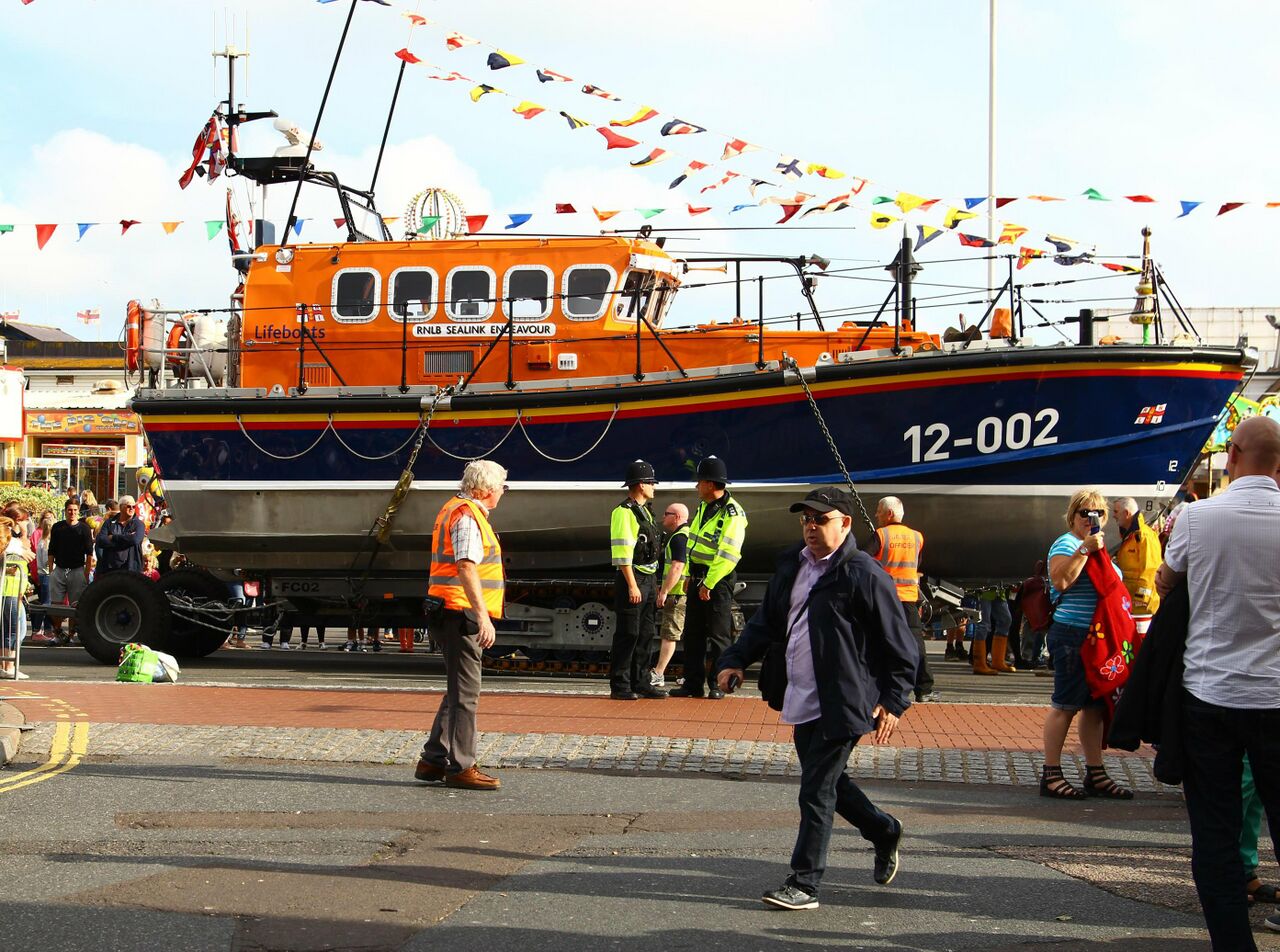 File:Lifeboat Sealink Endeavour c2014.jpg