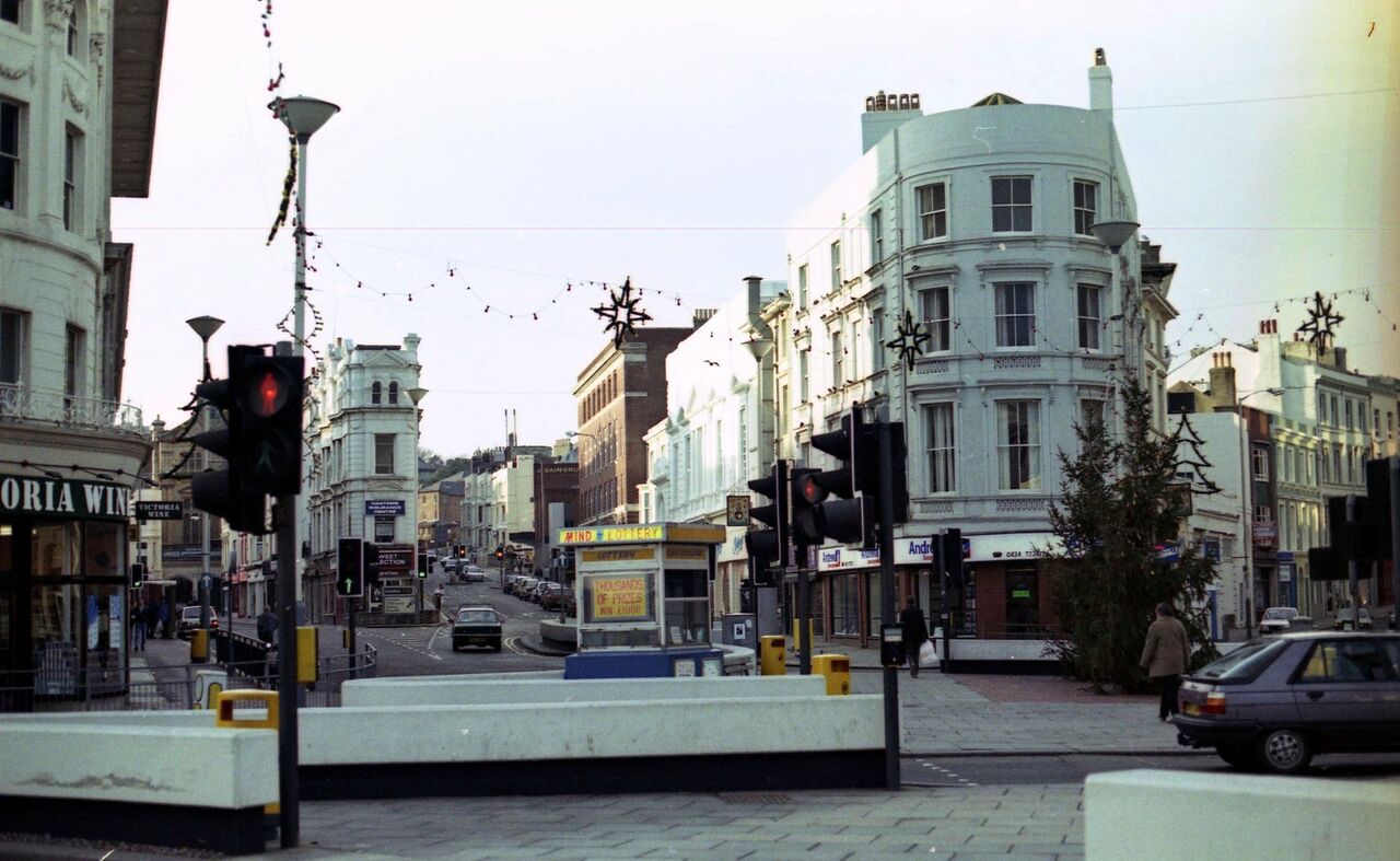 File:Memorial looking west 1980.jpg