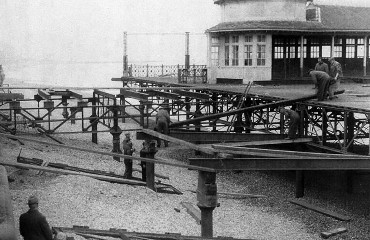 File:Reconstruction of Hastings Pier c1945.jpg