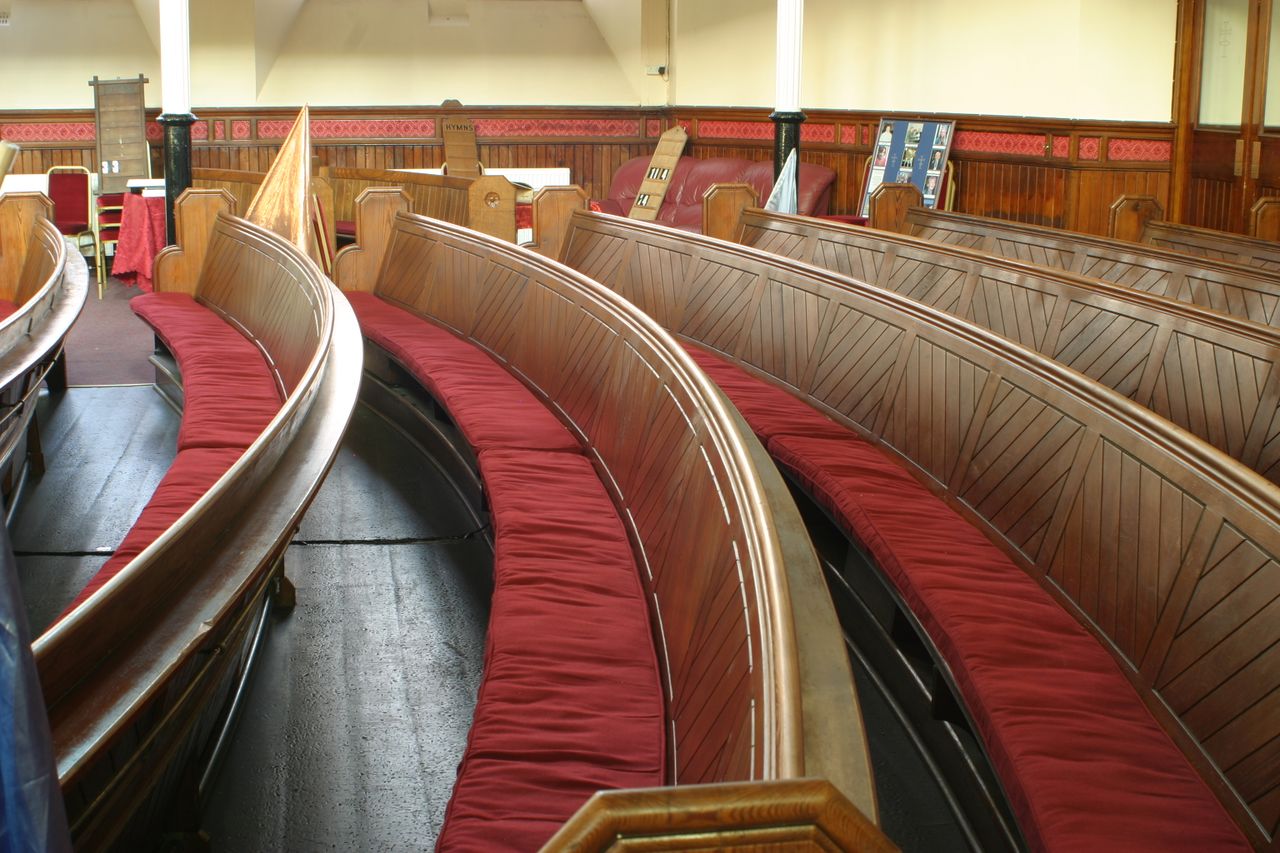 File:RobertsonStreetCongregationaChurchPews2019.jpg