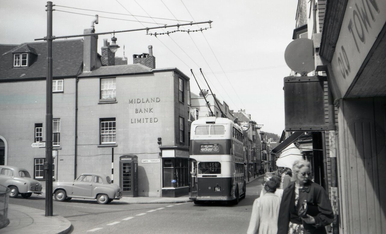 File:Trolleybus on High Street 1959.jpg