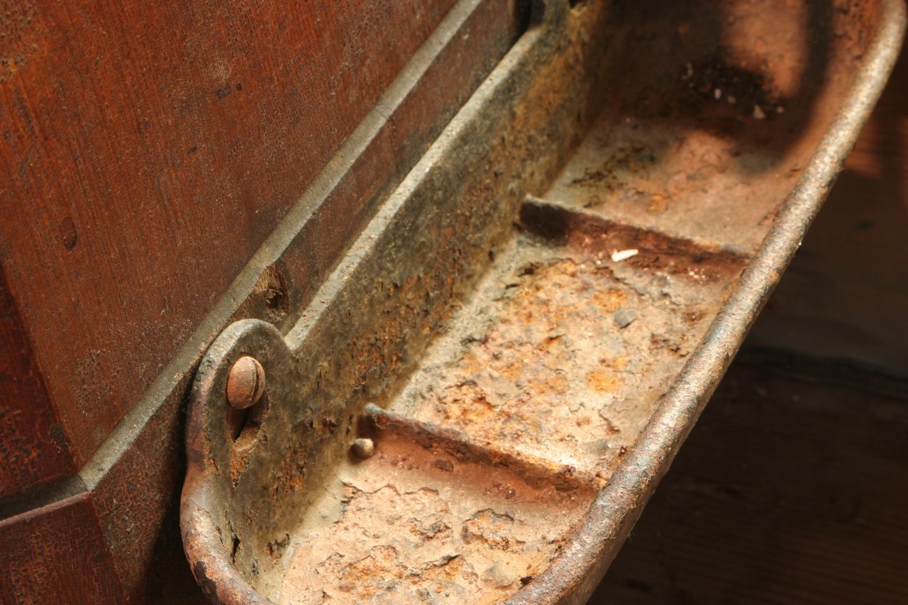 File:URCPewMetalwork1.jpg
