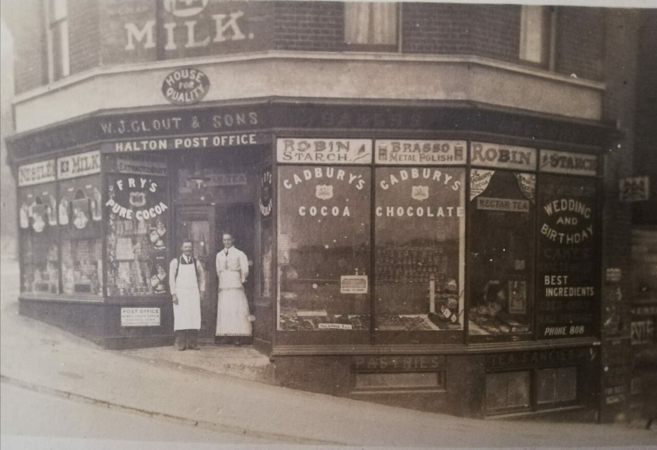 File:W. J. Clout and Sons c1923.jpg