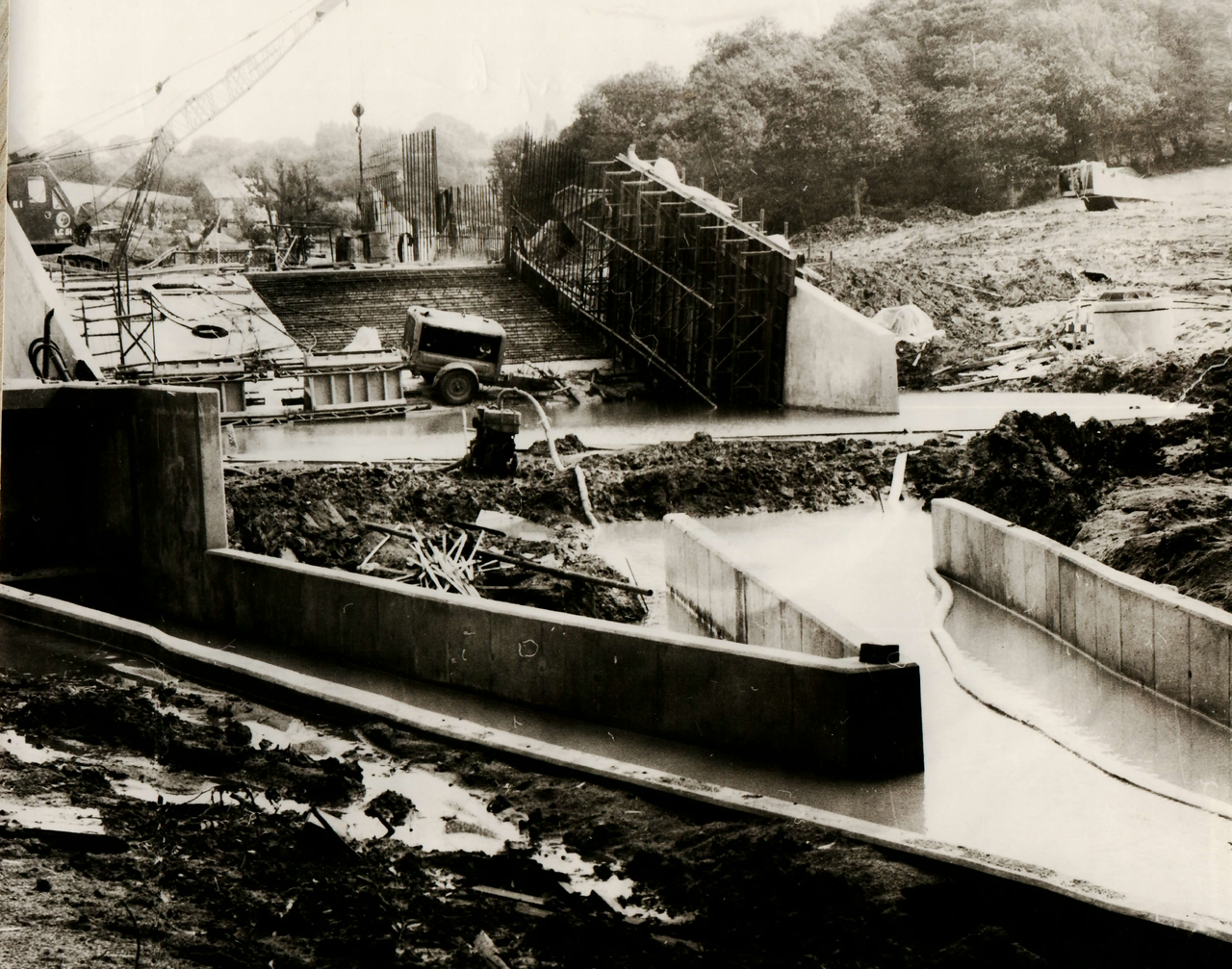 File:Wishing Tree Reservoir Dam Construction c1973.png